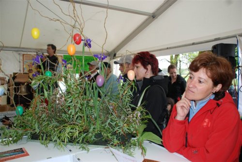 Na mizi TD Mengeš je bila velikonočnemu času primerna ikebana